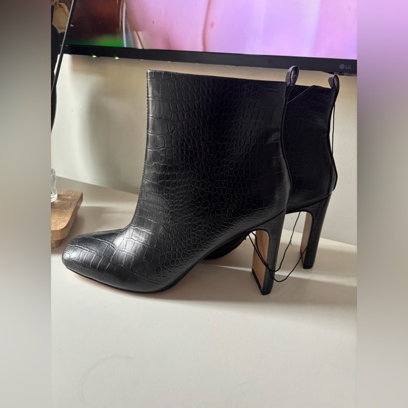 Express BRAND NEW!! Black Croc-Patterned Ankle Booties - Picture 6 of 12